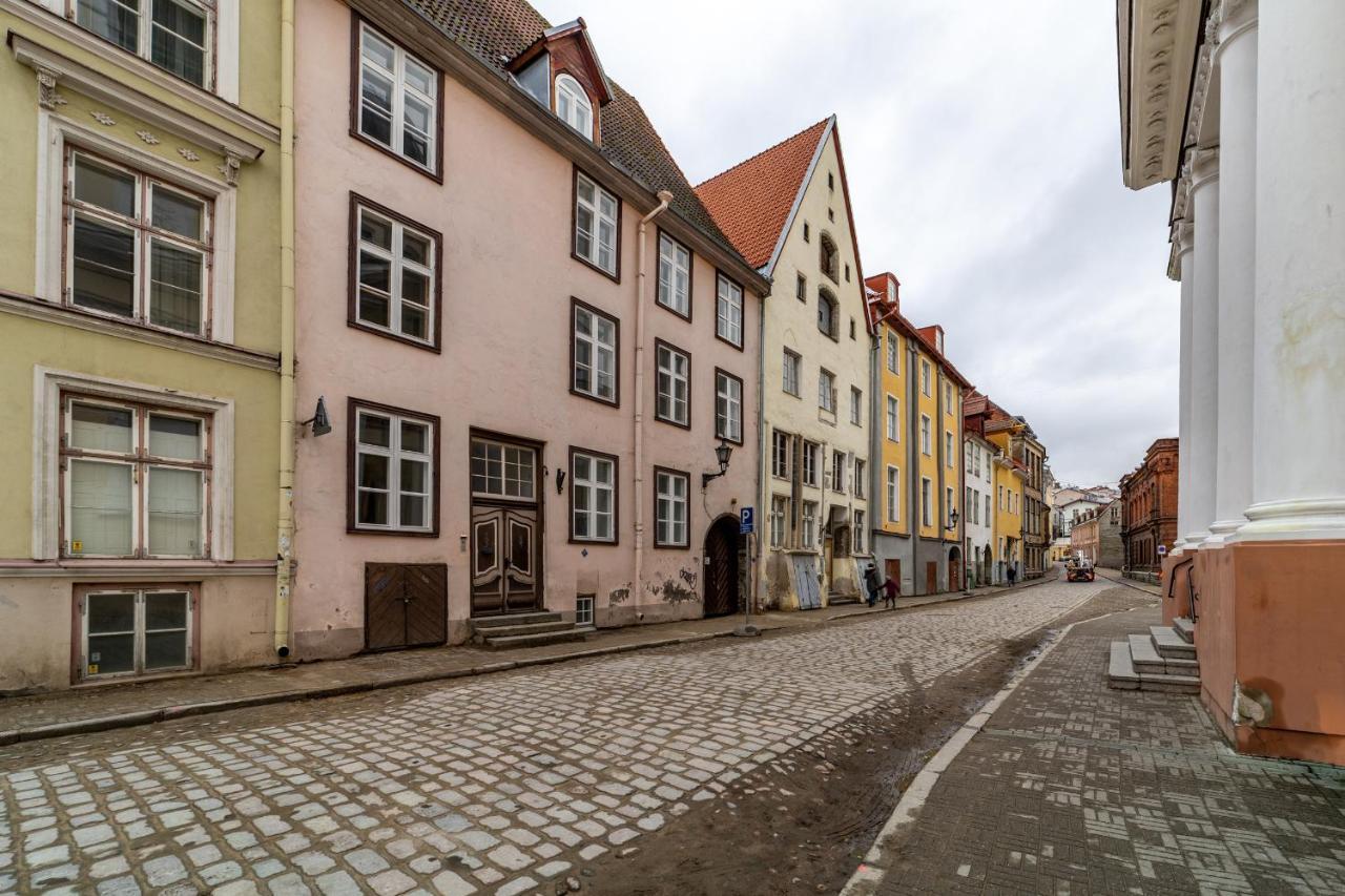 Roofs Of The Old Tallinn Guest House Exteriör bild